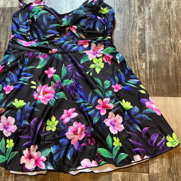 Floral One-Piece Swimsuit Size 16W - Picture 7 of 9